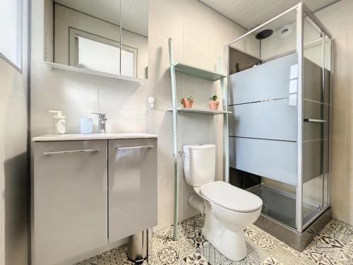 une salle de bain avec toilettes et lavabo dans l'établissement L'Oustal Amans Rodat, à Rodez
