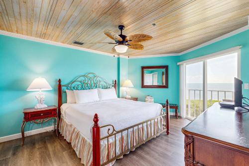 a bedroom with a bed and a ceiling fan at Tavernier Escape #4408 in Tavernier