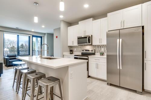 Een keuken of kitchenette bij Bright Bloomington Apartment in New-Build Complex