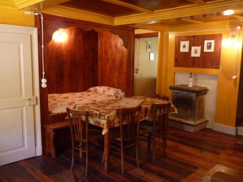 een kamer met een tafel en een bed en een tafel en stoelen bij Casa Bastucchi in Rima San Giuseppe