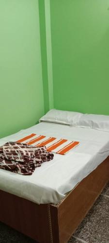 Cama o camas de una habitación en POP 81377K Nkv Oyo Hotel And Restaurant