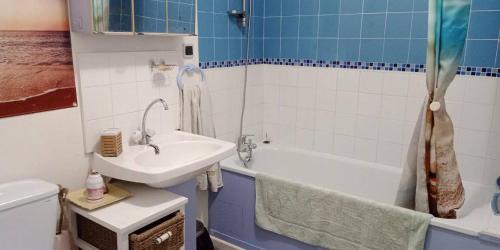 bagno con lavandino, vasca e servizi igienici di Croix de la Liberté - Maison 3 chambres 
