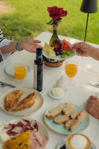 スマイアにあるCasa Rural Jesuskoaの食べ物の皿とオレンジジュースのグラスが置かれたテーブル