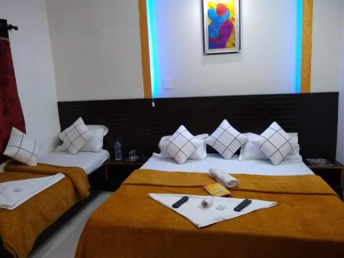 GRG Hotel Grace Agra في آغْرا: غرفه فندقيه سريرين عليها شهادات