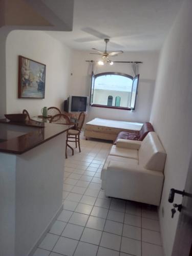 Гостиная зона в POUCOS PASSOS da PRAIA da Enseada, MELHOR praia do Guaruja e ao lado de vários estabelecimentos, podendo fazer tudo a pé !