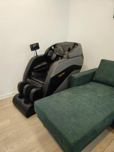 sala de estar con una gran máquina de ejercicios junto a un sofá en The Bohemian Connection, Rezerva acum studio Ultracentral Spatios si Curat, Scaun Masaj, Ceai, cafea, apa filtru, parcare publica gratuita, en Craiova
