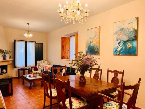 uma sala de estar com uma mesa e uma sala de jantar em Puerta del Agua em Uclés