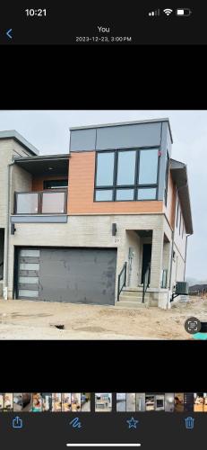 une photo d'une maison avec garage dans l'établissement Private and spacious Basement, à Kitchener