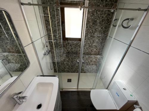 y baño con ducha y lavamanos. en Playamar Altamar Apartments, en Alcossebre