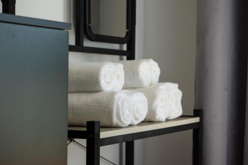 una pila de toallas blancas sentadas en un estante en VILLA LA BORDONA en Rivera