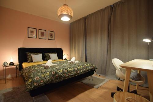 Ένα ή περισσότερα κρεβάτια σε δωμάτιο στο Stylish Apartment with video projector