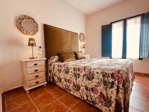 um quarto com uma cama, uma cómoda e um espelho em Puerta del Agua em Uclés
