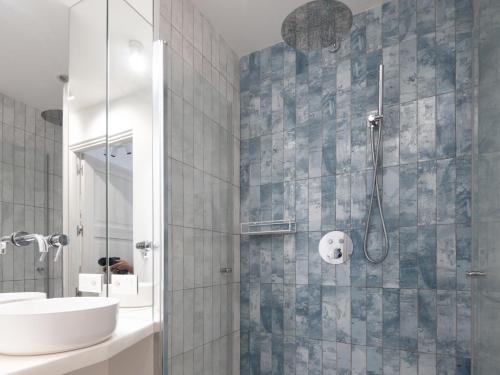 Ένα μπάνιο στο Modern, design, private jacuzzi - 2 bedrooms, 2 terraces - Wow Apartments - Los Christianos