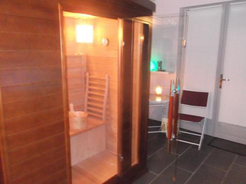 une chambre avec une cuisine aux murs en bois et une chambre avec une table dans l'établissement Gîte ZEN LA CAMPAGNE A LA MER, à Bréxent-Énocq