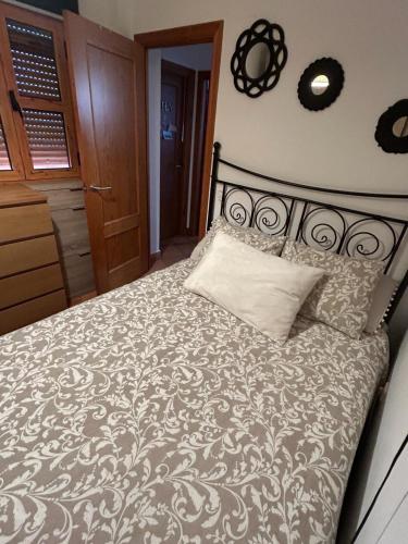 - une chambre avec un lit et une couette noire et blanche dans l'établissement Casa Lia, à Vejer de la Frontera