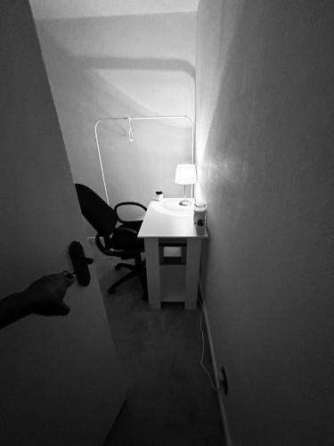 Cette chambre comprend un bureau avec une chaise et une lampe. dans l'établissement Room in Oldham, Manchester, à Oldham