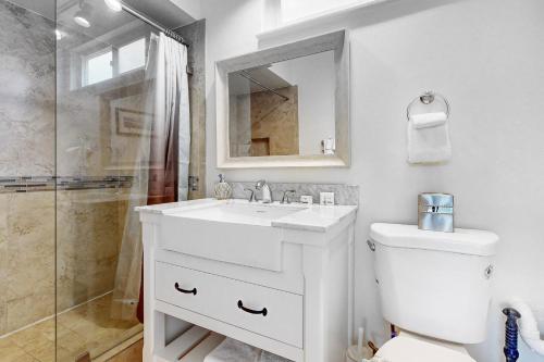 y baño blanco con lavabo y ducha. en Balboa Beauty I, en Newport Beach