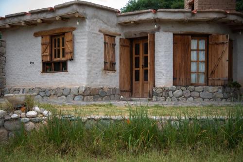 Casa pequeña con puertas y ventanas de madera en El Cerco del Trigo in 