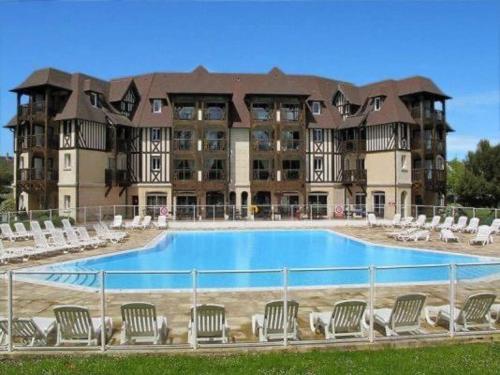 un grand bâtiment avec une grande piscine entourée de chaises dans l'établissement 