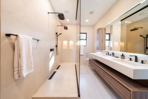 Vannituba majutusasutuses Golf Course Home In Exclusive Gated Community