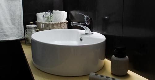biała umywalka z kranem w łazience w obiekcie EORA LUXURY APARTMENT, Kamari Xylokastro w mieście Kamárion