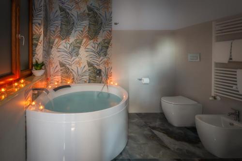 a bathroom with a tub and a sink and a toilet at La Perla Nascosta in Belvedere Marittimo