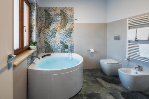 La salle de bains est pourvue d'une baignoire et de toilettes. dans l'établissement La Perla Nascosta, à Belvedere Marittimo