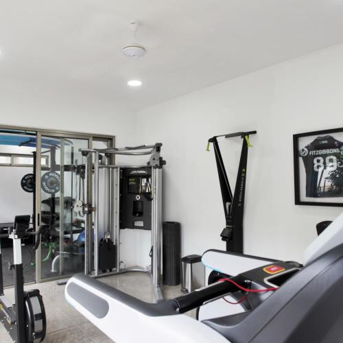 a room with a gym with a treadmill at Garten Hotel in El Zonte