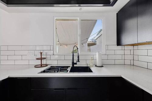 Kuchyň nebo kuchyňský kout v ubytování Serene and Stylish Townhouse in Scottsdale 3BD 3BTH - Monthly Listing