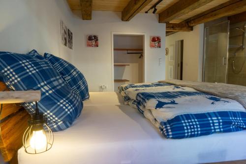 1 Schlafzimmer mit 2 Betten mit blauen und weißen Kissen in der Unterkunft Kleines Schwarzwald-Glück City in Villingen-Schwenningen