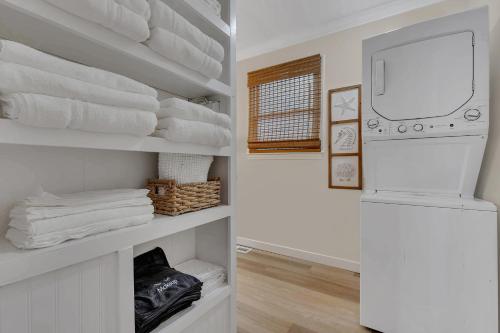 Foto sihtkohas Oak Island asuva majutusasutuse Beachy 3BD Bungalow One Block from Scenic Walkway galeriist