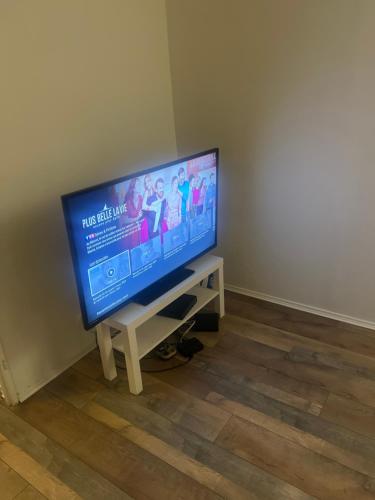 Elle comprend une télévision à écran plat. dans l'établissement Appartement à Sannois 2 pièces proche de Paris, à Sannois