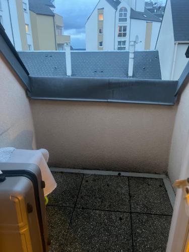 d'un balcon avec vue sur le toit. dans l'établissement Appartement à Sannois 2 pièces proche de Paris, à Sannois