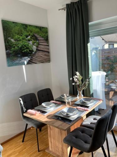 a dining room with a wooden table and chairs at Ferienwohnung Nadja in Feldbach