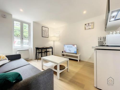 un salon avec un canapé et une table dans l'établissement L'Oustal Amans Rodat, à Rodez