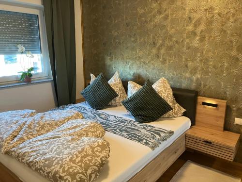 Un dormitorio con una cama con almohadas. en Ferienwohnung Nadja, en Feldbach