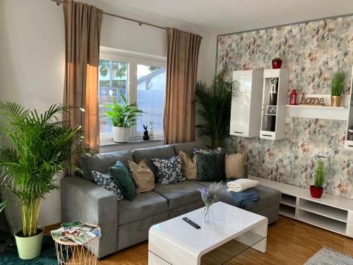 a living room with a couch and some plants at Ferienwohnung Nadja in Feldbach