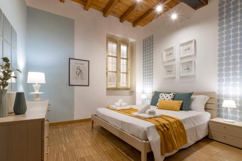 a bedroom with a bed and a desk with two lamps at Corte D'Appello Houses in Turin