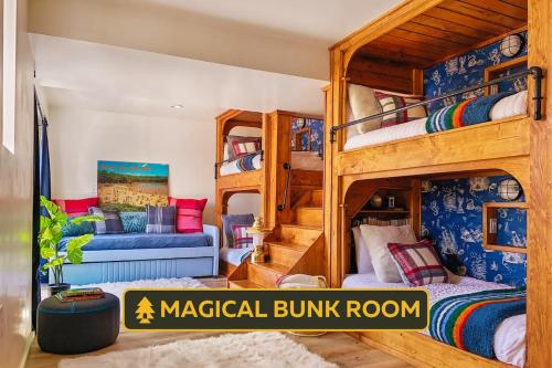 a bedroom with two bunk beds in a room at Skypine Lodge - Log Lodge Atop the World in Jim Thorpe