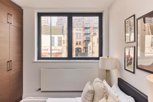 1 dormitorio con cama y ventana en The Harlesden Hideout - Charming 2BDR Flat, en Londres