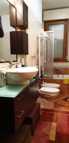 Un baño de Sky Lounge Terrazza di Cesare Luxury Rooftop minipiscina-spa Sala Cinema WIFI parcheggio