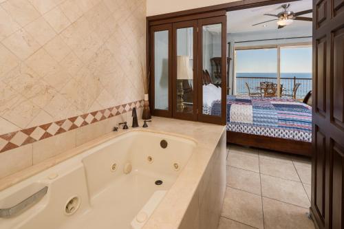 uma banheira na casa de banho com vista para o oceano em Sonoran SKY #910 em Puerto Peñasco