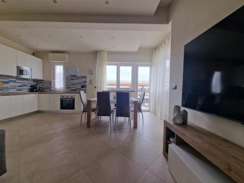 Una cocina o zona de cocina en La casa del sole a 50 m dal mare