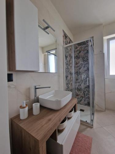Un baño de La casa del sole a 50 m dal mare