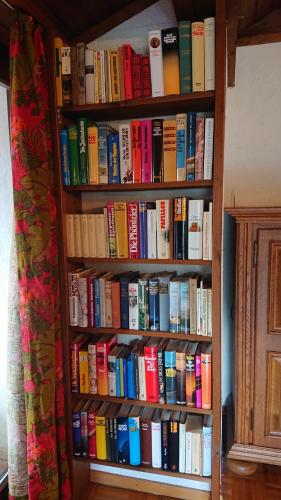 a book shelf filled with lots of books at Eifelvilla Urbigkeit in Schönecken