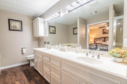 马格诺利亚Country Getaway 4 Bedroom Resort in 10 Acre Lot的浴室里有洗手池、马桶和镜子。