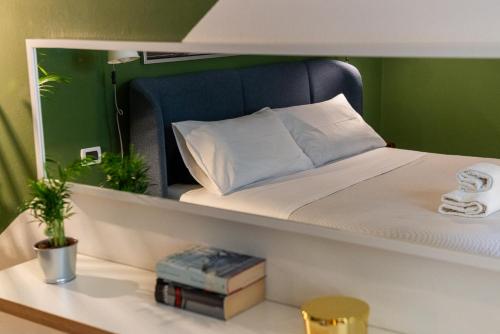 a bedroom with a bed on a shelf with books at Rialto 13 in Treviso