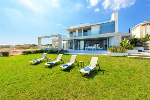 Luxury villa by the sea with heated pool
