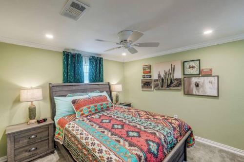 a bedroom with a bed and a ceiling fan at StockYards-BBobs-4mins! GrayLee House.4-Bedrooms in Fort Worth