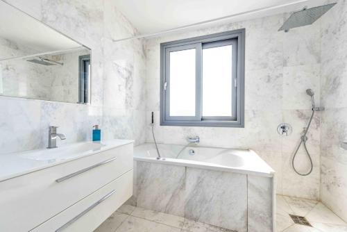 Koupelna v ubytování Luxury villa by the sea with heated pool